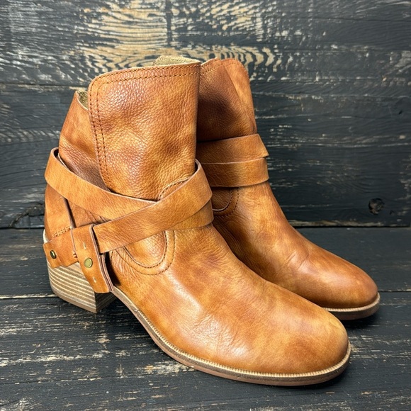 UGG Shoes - UGG Elora Bootie in Chestnut Size 8.5